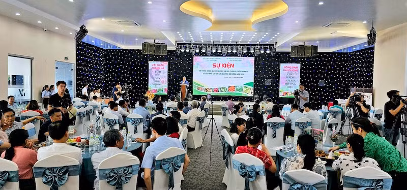 Quang cảnh Hội nghị giới thiệu, quảng bá, kết nối sản phẩm vải thiều Thanh Hà và các nông sản chủ lực của tỉnh Hải Dương tại Quảng Ninh.