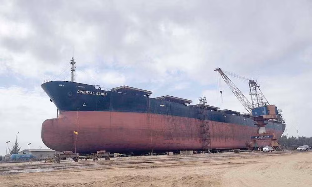 Tàu biển ORIENTAL GLORY đang sửa chữa tại Công ty cổ phần Sửa chữa tàu biển Nosco ShipYard.