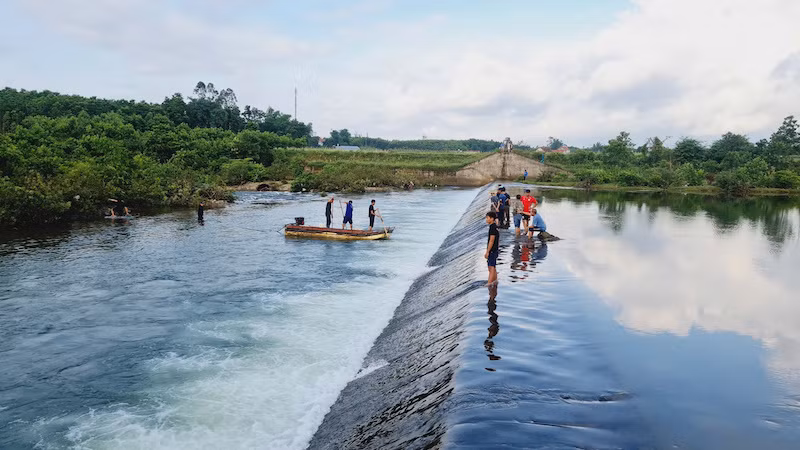 Các lực lượng chức năng tích cực tìm kiếm các nạn nhân.