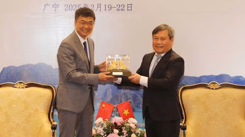 Bí thư Tỉnh ủy Quảng Ninh Vũ Đại Thắng tặng quà lưu niệm cho đồng chí Trần Cương, Bí thư Khu ủy Khu tự trị Dân tộc Choang Quảng Tây.