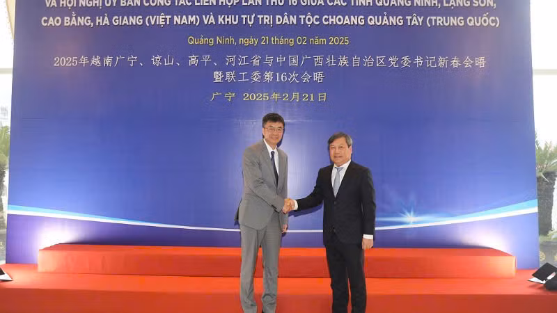 Bí thư Tỉnh ủy Quảng Ninh Vũ Đại Thắng chào mừng đồng chí Trần Cương, Bí thư Khu ủy Khu tự trị dân tộc Choang Quảng Tây tham dự cuộc hội kiến.