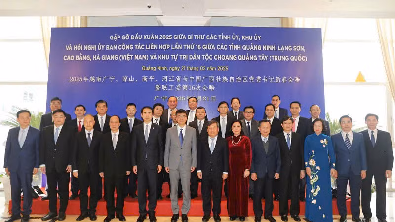 Các đại biểu chụp ảnh lưu niệm.