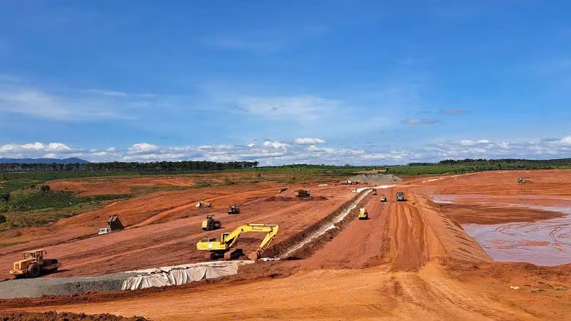 Công ty xây dựng công nghiệp mỏ - Chi nhánh Tổng Công ty Đông Bắc thi công đập hồ chứa bùn sau tuyển rửa Nhà máy Alumin Nhân Cơ Đắk Nông.