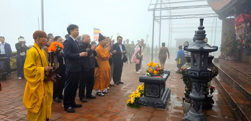 Các đại biểu dâng hương tại Chùa Ngọa Vân.