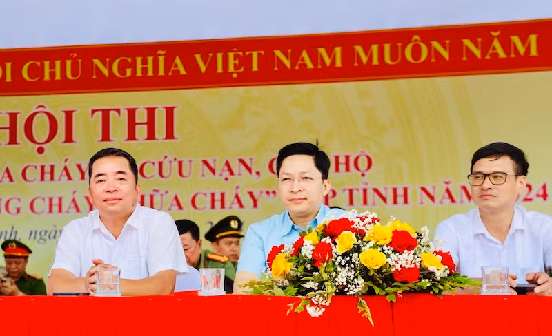 Các đại biểu dự và cổ vũ cho các đội tham gia Hội thi.