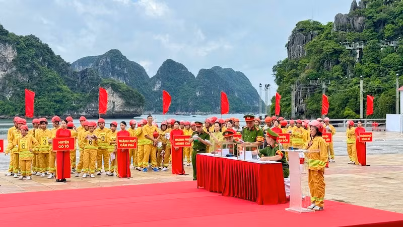 Các đội thi tham gia phần thi lý thuyết.