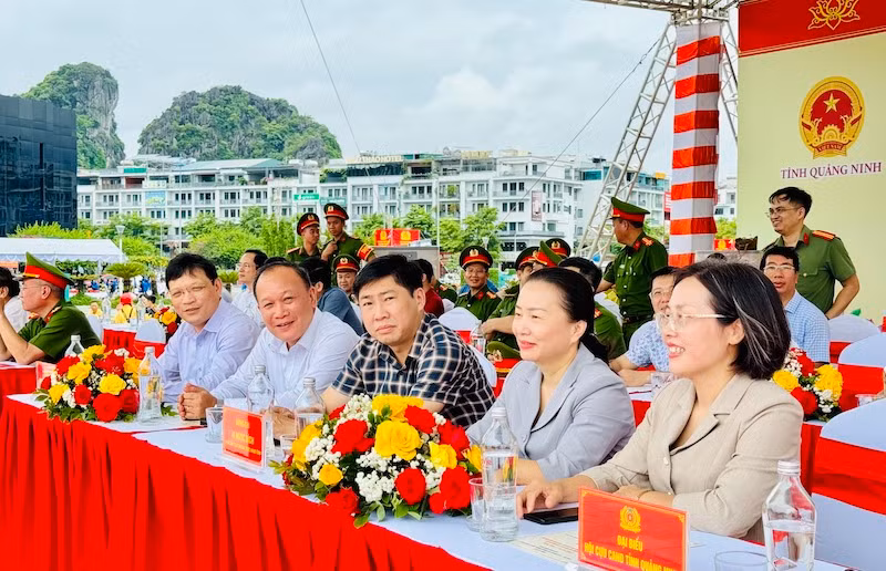 Các đại biểu dự và cổ vũ cho các đội tham gia Hội thi.