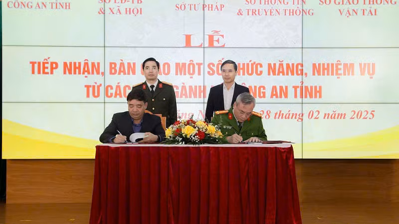 Đại diện lãnh đạo Công an tỉnh Quảng Ninh và đại diện lãnh đạo Sở Giao thông vận tải ký kết biên bản bàn giao.