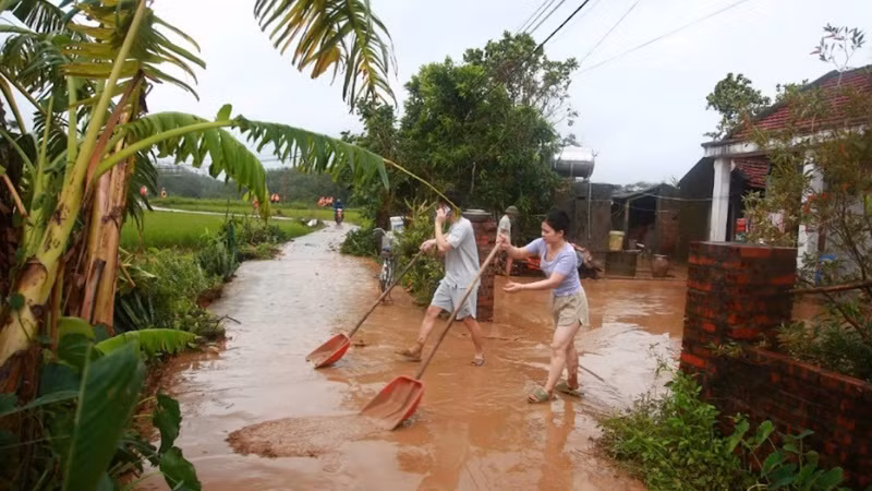 Người dân xã Đông Hải, Tiên Yên khẩn trương dọn dẹp ngay sau khi nước rút.