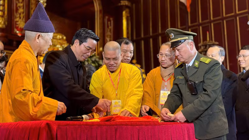 Các đại biểu làm lễ đóng dấu thiêng Yên Tử. Các đại biểu làm lễ đóng dấu thiêng Yên Tử.