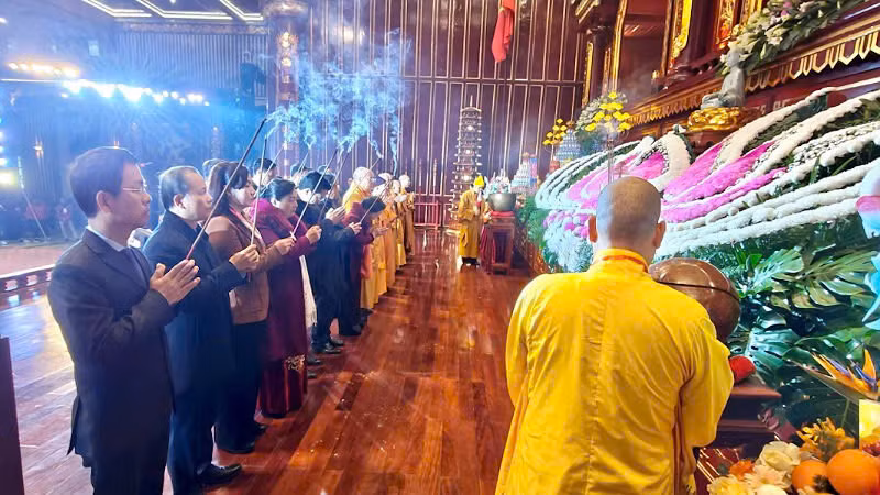 Các đại biểu dâng hương, làm lễ cầu Quốc thái, dân an. Các đại biểu dâng hương, làm lễ cầu Quốc thái, dân an.