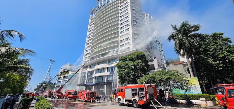 Các lực lượng chức năng phối hợp dập lửa.