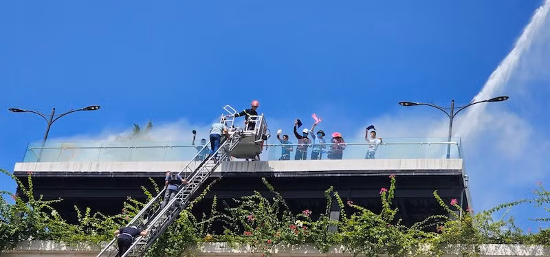 Lực lượng cứu nạn, cứu hộ dùng xe thang cao 32 mét đưa người trong khách sạn xuống nơi an toàn.