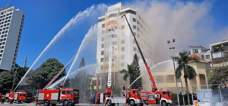 Các lực lượng triển khai dập lửa tại các khách sạn.