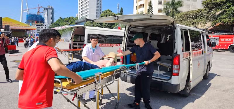 Lực lượng y tế, tình nguyện nhanh chóng đưa người bị thương đi cấp cứu.