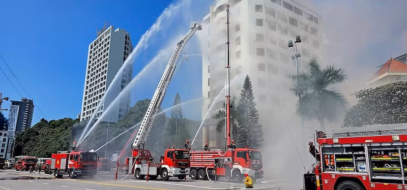 Các lực lượng chức năng triển khai dập lửa.