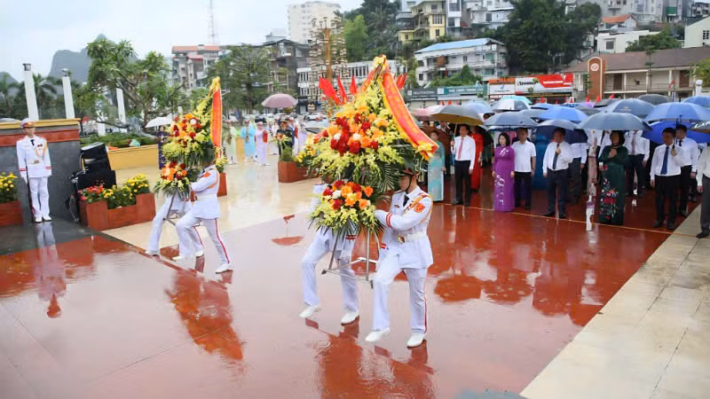 Các đồng chí lãnh đạo tỉnh Quảng Ninh cùng các đại biểu dâng hương nhân kỷ niệm 135 năm Ngày sinh của Chủ tịch Hồ Chí Minh. (Ảnh: QMG)