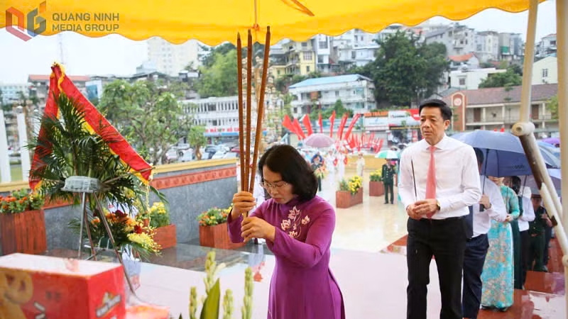 Lãnh đạo tỉnh Quảng Ninh cùng các đại biểu thành kính dâng hương tưởng nhớ Chủ tịch Hồ Chí Minh và các Anh hùng liệt sĩ. (Ảnh: QMG)