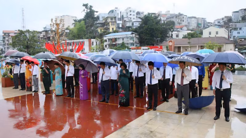Các đại biểu thành kính tưởng nhớ công lao vĩ đại của Chủ tịch Hồ Chí Minh. (Ảnh: QMG)