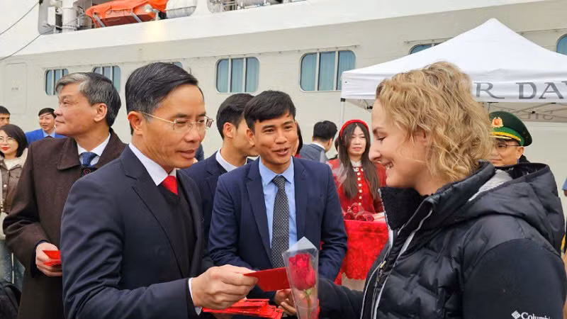 Chủ tịch Ủy ban nhân dân tỉnh Quảng Ninh Phạm Đức Ấn tặng hoa và lì xì cho du khách "xông đất" Hạ Long trong ngày mồng 1 Tết. Chủ tịch Ủy ban nhân dân tỉnh Quảng Ninh Phạm Đức Ấn tặng hoa và lì xì cho du khách "xông đất" Hạ Long trong ngày mồng 1 Tết.