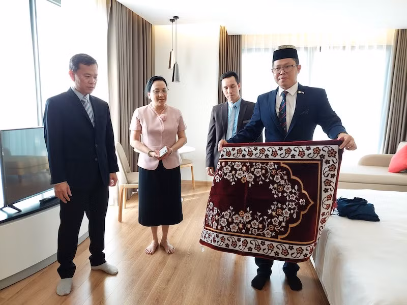 Các dịch vụ phục vụ dòng khách Hồi giáo Ấn Độ (Halal) được khách sạn 5 sao Delasea đáp ứng đầy đủ. Các dịch vụ phục vụ dòng khách Hồi giáo Ấn Độ (Halal) được khách sạn 5 sao Delasea đáp ứng đầy đủ.