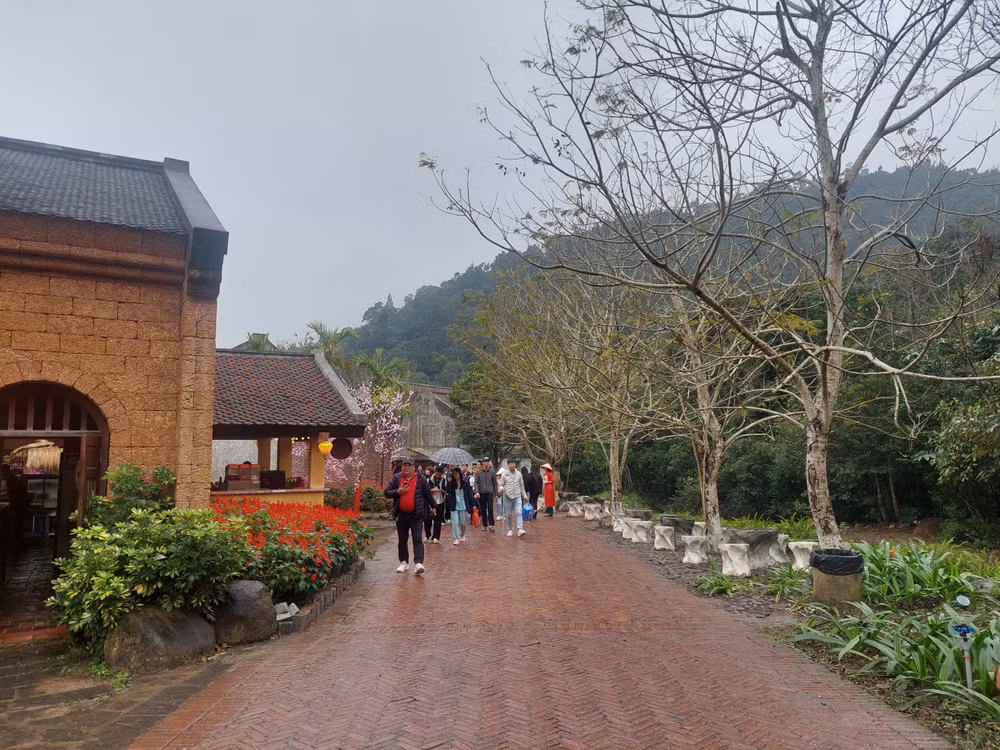 Ngay trong ngày khai hội, đông đảo du khách thập phương và người dân đã hành hương về Yên Tử.