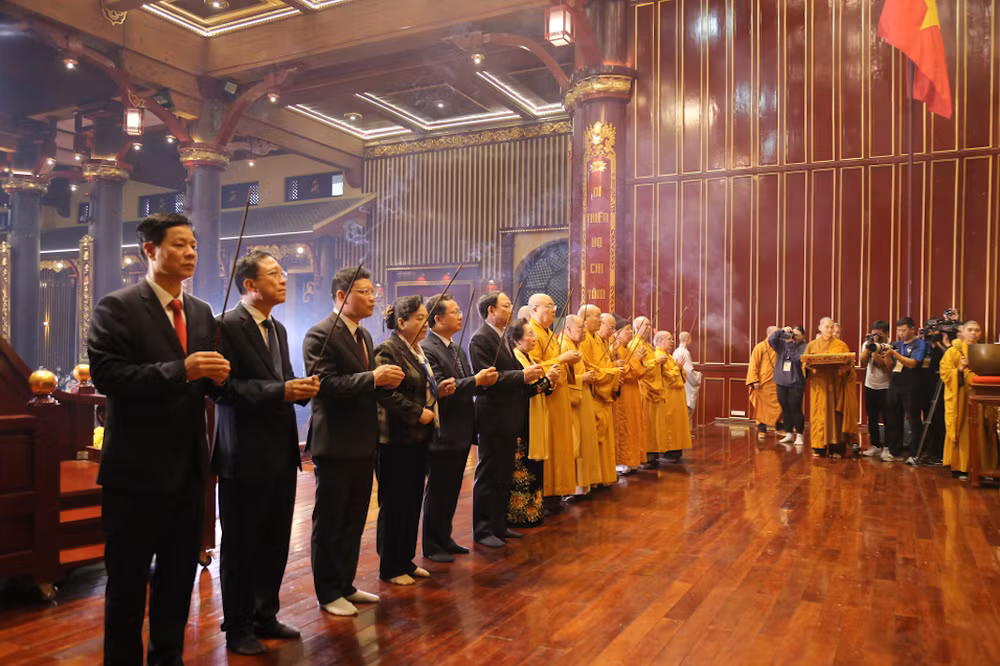 Các đại biểu dâng hương cầu Quốc thái dân an.