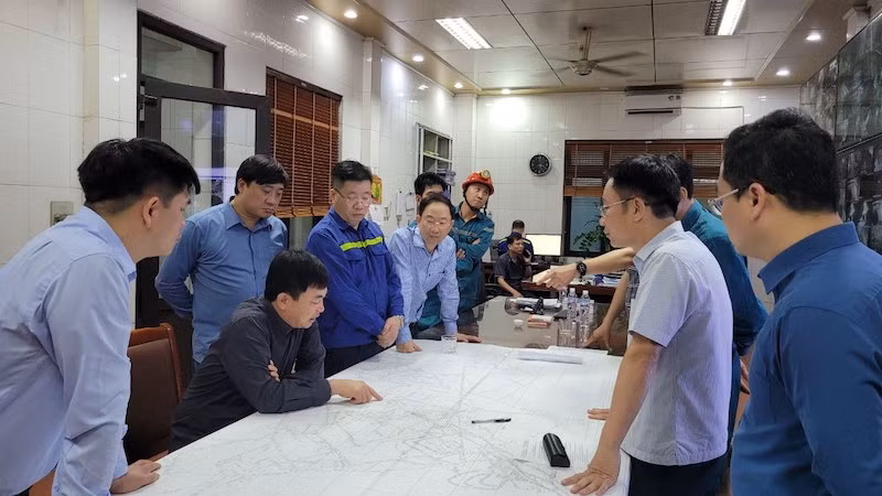 Lãnh đạo Tập đoàn Công nghiệp Than-Khoáng sản Việt Nam, Công ty Than Thống Nhất và các lực lượng triển khai phương án cứu hộ, cứu nạn.