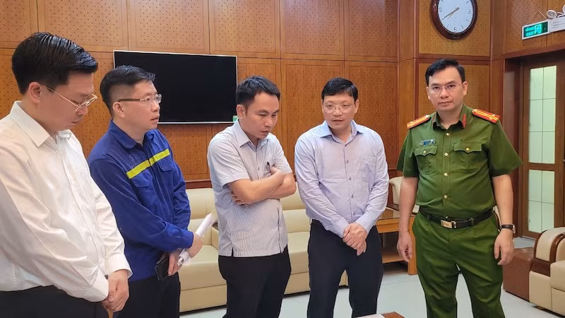 Lãnh đạo tỉnh Quảng Ninh và các lực lượng chức năng trực tiếp chỉ đạo công tác cứu hộ, cứu nạn.