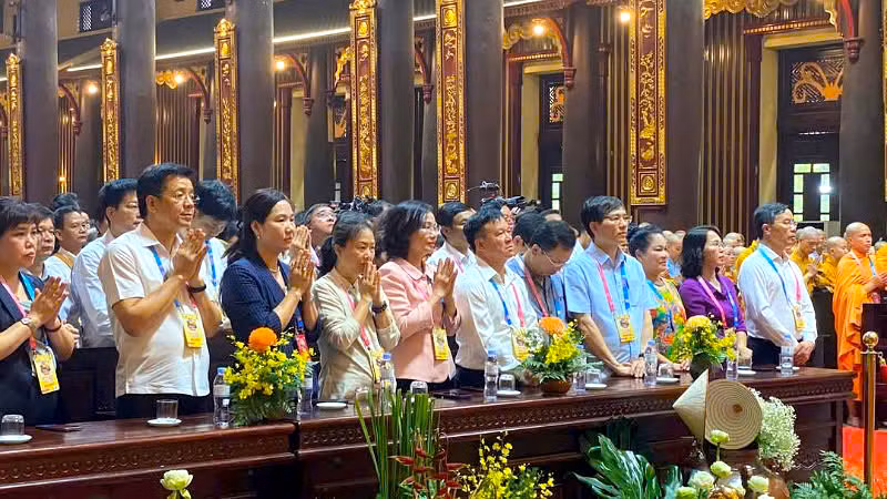 Các đại biểu cùng tăng ni, phật tử và nhân dân tham dự Lễ an vị xá lợi Đức Phật tại Cung Trúc Lâm Yên Tử