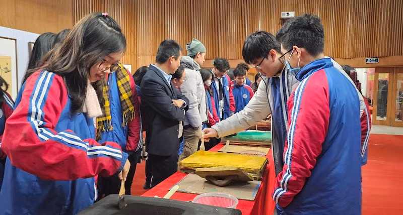 Không gian trải nghiệm tranh dân gian Đông Hồ trên giấy dó thu hút đông đảo các em học sinh trải nghiệm.