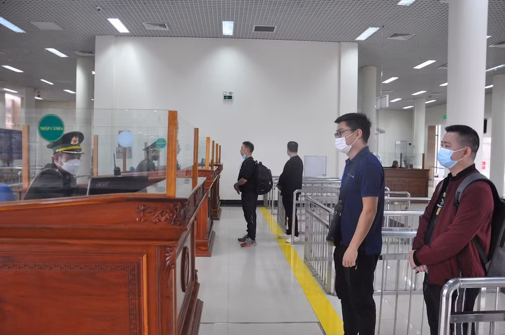 Du khách làm thủ tục xuất nhập cảnh qua Cửa khẩu quốc tế Móng cái, Quảng Ninh.