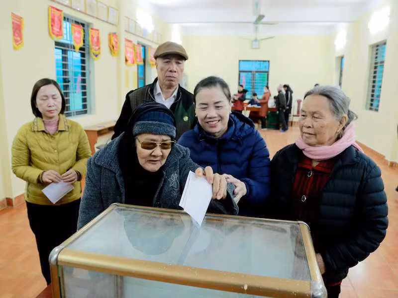 Cử tri của thôn Hoành Mô, xã Hồng Thái Tây, thành phố Đông Triều bỏ phiếu bầu cử Trưởng thôn Nhiệm kỳ 2025-2027.