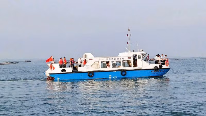 Chương trình trải nghiệm du lịch trên sông biên giới gắn kết quan hệ hữu nghị, hợp tác toàn diện giữa chính quyền hai địa phương Móng cái (Việt Nam) và Đông Hưng (Trung Quốc).