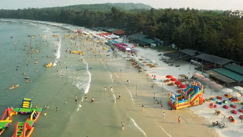 Bãi biển Minh Châu nơi tổ chức Lễ hội Du lịch biển Vân Đồn 2025. (Ảnh: NGÂN HÀ)