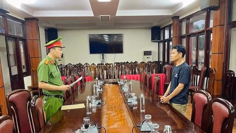 Cơ quan Công an tạm giữ hình sự đối tượng Nguyễn Duy Hùng về hành vi "vi phạm quy định về tham gia giao thông đường bộ".