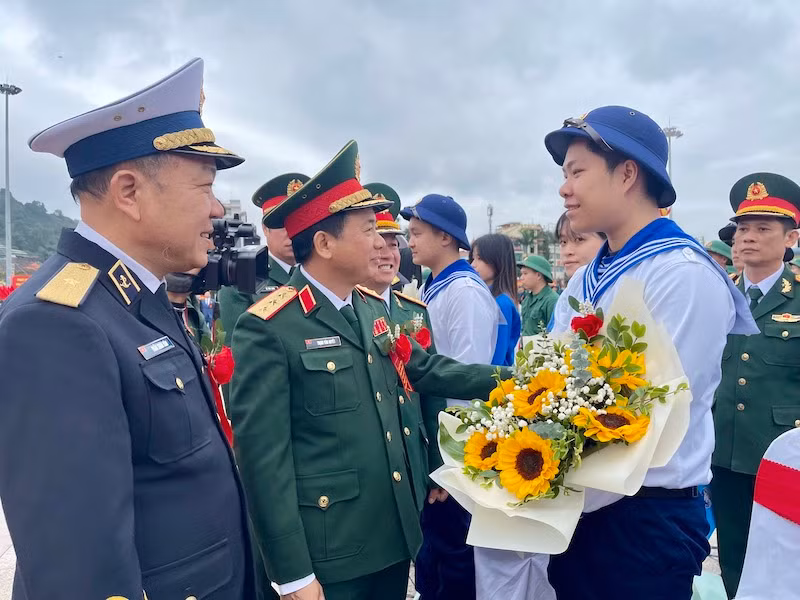 Thượng tướng Trịnh Văn Quyết, Ủy viên Quân ủy Trung ương tặng hoa chúc mừng các tân binh lên đường nhập ngũ.