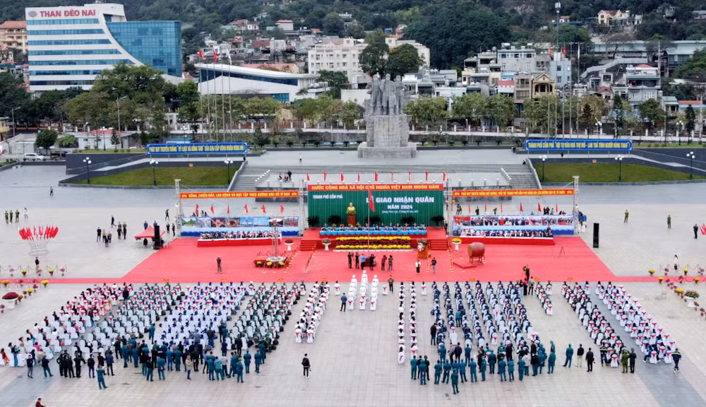 Quang cảnh Lễ giao, nhận quân ở thành phố Cẩm Phả, Quảng Ninh.