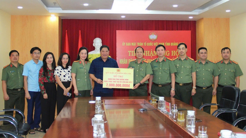 Thừa ủy quyền của Bộ Công an, Đại tá Vũ Thanh Tùng, Phó Giám đốc Công an tỉnh Quảng Ninh, trao 2 tỷ đồng tặng tỉnh Quảng Ninh. 