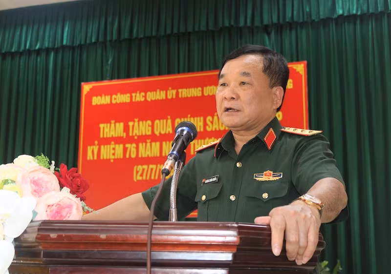 Thượng Tướng Hoàng Xuân Chiến, Thứ trưởng Quốc phòng phát biểu tại buổi gặp mặt các gia đình chính sách, thương bệnh binh, người có công với cách mạng, gia đình liệt sĩ trên địa bàn thành phố Móng Cái.