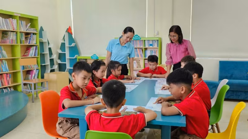 Cô và trò Trường tiểu học thị trấn Đầm Hà tìm hiểu cách làm mô hình Cột cờ Hà Nội.