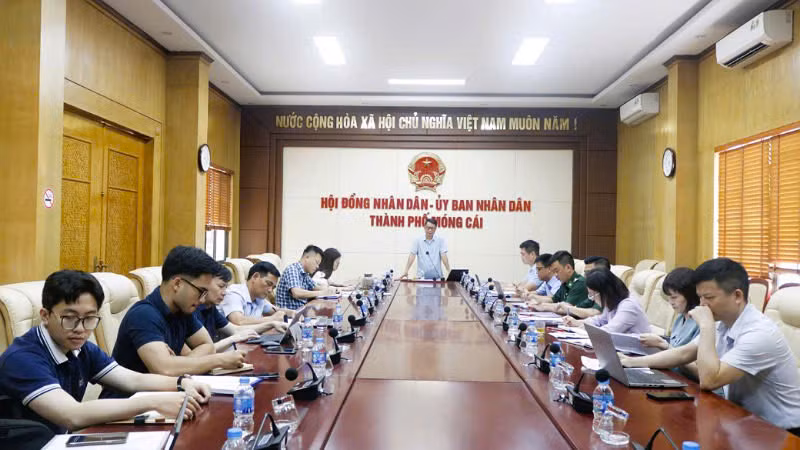 Ủy ban nhân dân thành phố Móng Cái họp bàn với Viettel Post.