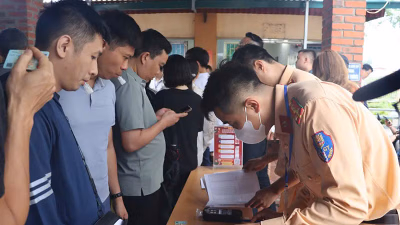 Các học viên được kiểm tra nồng độ cồn, chất kích thích trước khi tham gia phần thi thực hành lái xe.