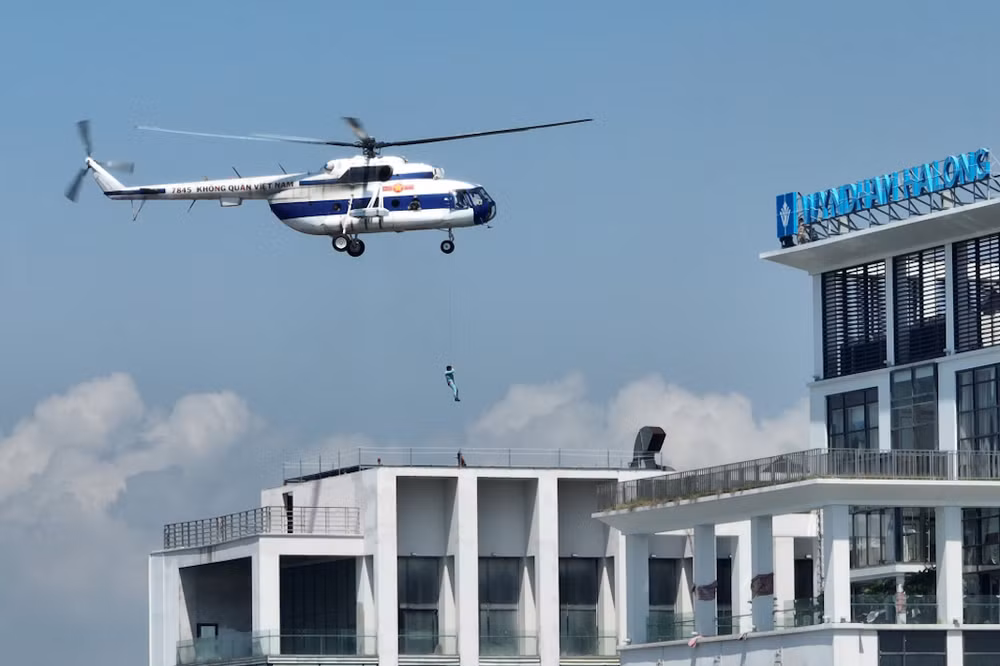 Trực thăng của Trung Đoàn Không quân 916 và Sư Đoàn Không quân 371 tham gia cứu nạn, cứu hộ.