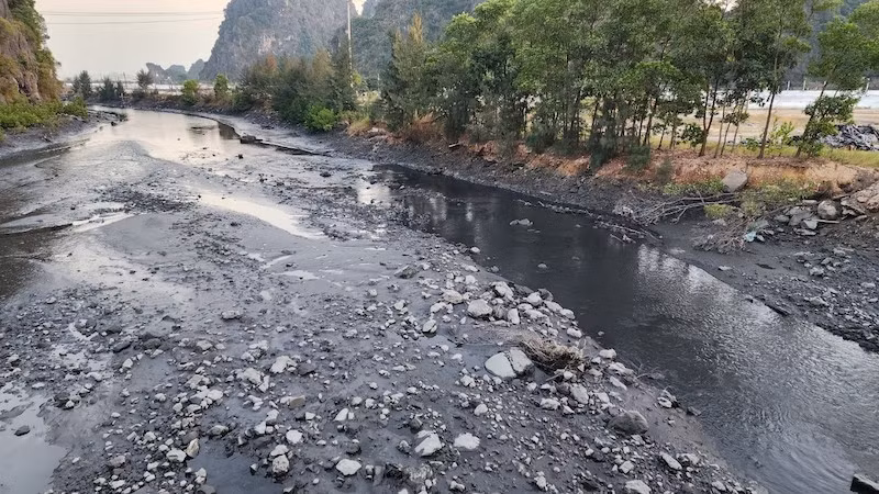 Hiện trạng lòng suối Lộ Phong thường xuyên bị bồi lấp đất đá vào mùa mưa bão.