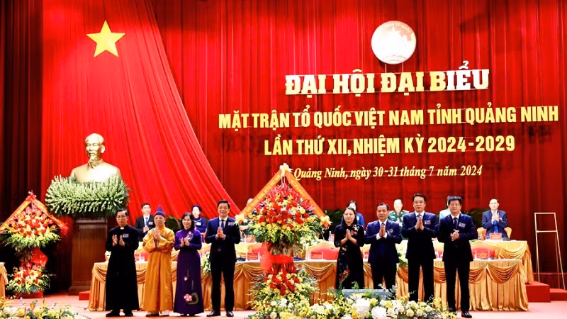 Phó Chủ tịch, Tổng Thư ký Ủy ban Trung ương Mặt trận Tổ quốc Việt Nam Nguyễn Thị Thu Hà tặng hoa chúc mừng đại hội.