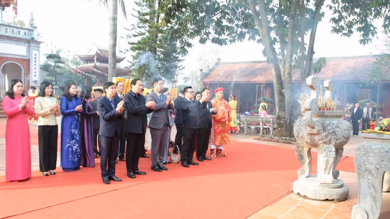 Các đại biểu dâng hương cầu Quốc thái dân an tại lễ khai hội Đền Xã Tắc năm 2025.