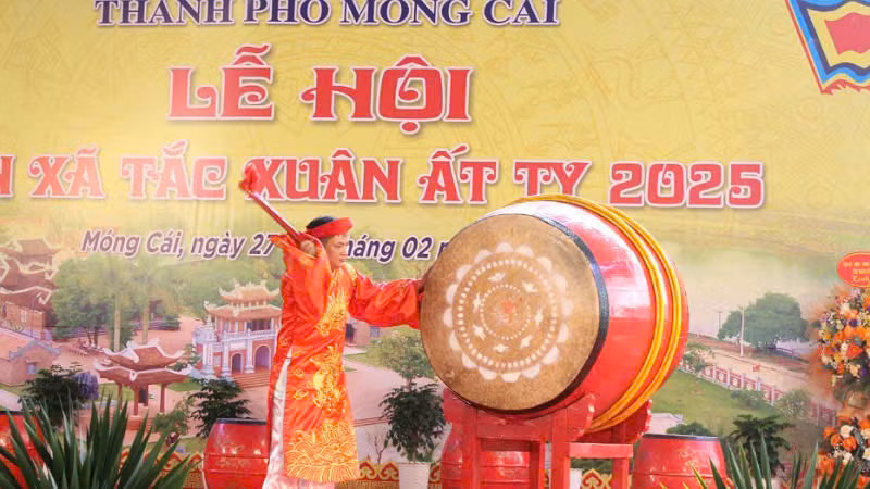 Lãnh đạo thành phố Móng Cái gióng trống khai hội Đến Xã Tắc năm 2025.