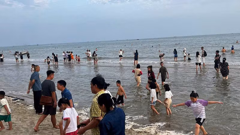 Bãi biển Trà Cổ, Móng Cái hút khách trong ngày 30/4.