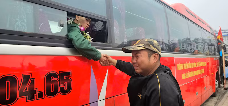 Các tân binh chia tay người thân trước khi lên đường nhập ngũ.